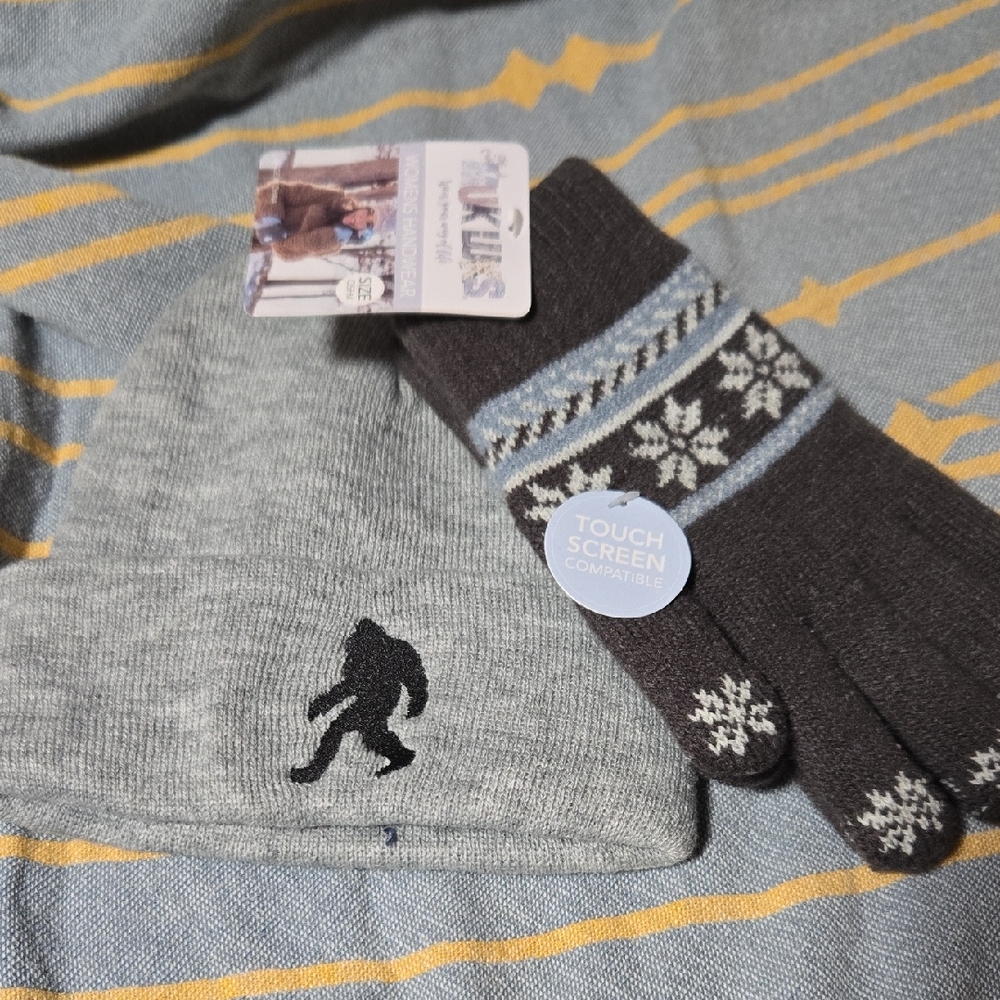 Muk Luks | Gloves and Sasquatch Toboggan Set
